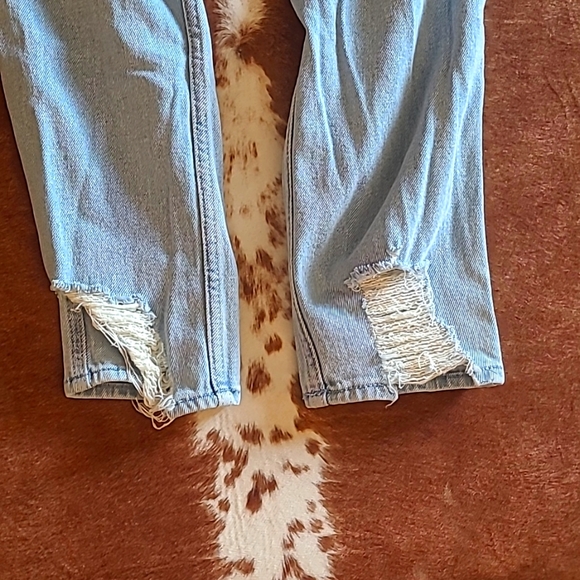 Hollister Ultra High Rise Destroyed Ripped Mom Jeans Size 26 - Picture 9 of 16